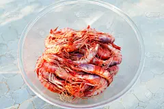 虾在盘子里