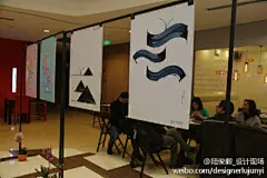 由@上海辰山植物园 主办，未逊（上海）创意机构和上海离言境环境艺术设计有限公司承办的 “2014上海国际兰展海报邀请展”上周末在南京西路@仙乐斯广场 B1层中庭开幕，来自美国、德国、意大利以及上海、北京、山东等地的53位设计师设计的海报在现场展出，更多内容可浏览|2014上海国际兰展海报邀请展开幕