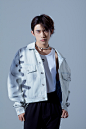 #易烊千玺寸头#  易烊千玺2020三开年 ，VOGUE，嘉 人，WSJ！2019年度十佳封面第一，且前十有三！【五大男刊单封满贯，五大女刊准满贯】19岁的全新旅途,锐气圆寸杀,夸张眼镜杀,少年磨剑,利刃出鞘。@TFBOYS-易烊千玺 ​​​​
