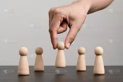人力资源、人才管理、招聘员工、成功企业团队领导理念。Hand从人群中选出一个木头人。