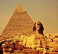 中型的卡夫拉王金字塔最特別的地方，就是前面有一座人面獅身像，這座人面獅身像（Great Sphinx）是古埃及至今仍存最大的獨立雕朔品，長73公尺高20公尺，它的臉可能是照著卡夫拉王（King Khafre）的模樣做出來的。

由於基薩這三座金字塔就位於沙漠邊緣，風沙頗大，因此，人面獅身像不僅備受鹽害，在古代還曾經遭到風沙掩埋，只剩一個人頭露在外面。
