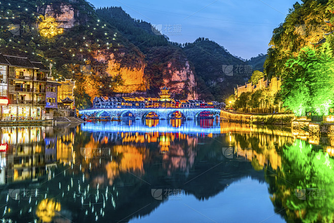 中国贵州省镇远古镇民居夜景