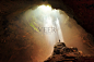 人站在岩石地下洞穴光日惹印度尼西亚图片素材