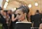 #METGALA# Headpieces @ MET GALA 2018 | 以天主教为主题，本届MET GALA上最不缺少的就是亮眼的头饰，Amber Heard/Kate Bosworth/Rosie Huntington-Whiteley/Lana Del Rey和Lily Collins将自己扮成了风格各异的圣母像，Rihanna的教皇帽很有Co-chair风范，最厉害的还是Jared Leto，直接将自己扮成了耶稣 ​​​​