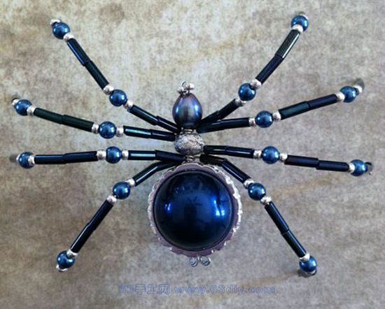 不同大小的珠子用钢丝串连组合，就可以制作...