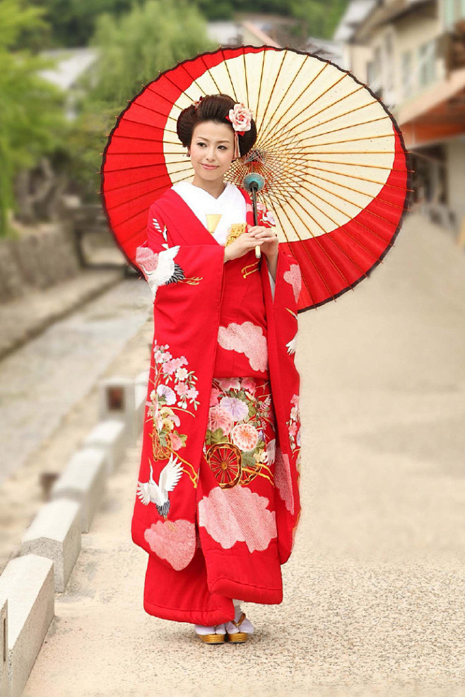 婚服明媚 II 穿上身，光辉绚烂，迎接人...