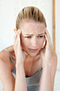 人,室内,25岁到29岁,金色头发,皱眉头_154243142_A woman with a headache_创意图片_Getty Images China