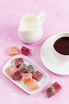 彩色浆果果冻和咖啡