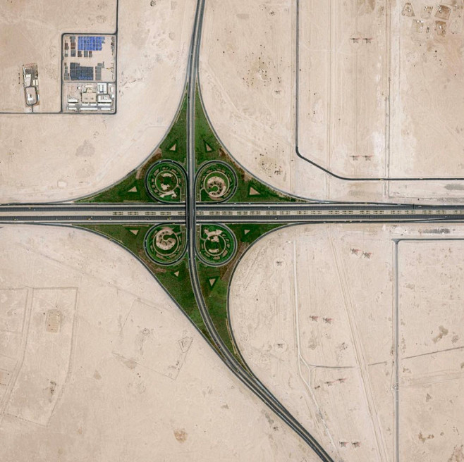 卡塔尔多哈，立交桥被建成四叶草式，可以让...