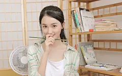 格子衬衣美女校花图片桌面电脑高清壁纸