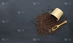 旧的黑色木桌背景上放着咖啡豆。创建问候，卡片，杂志，封面，海报和横幅等文本空间的模型和模板。前视图。