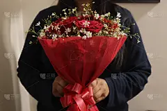 红玫瑰花束，木制背景上的红玫瑰花束