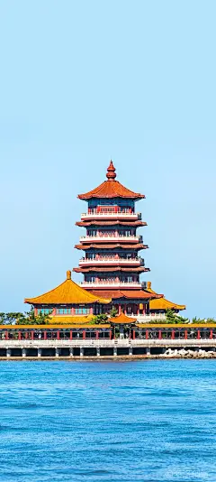 探秘绝佳建筑艺术•八仙过海景区犹如一座漂浮在海上的仙岛，岛上的玉楼仙阁在阳光的照耀下，祥云环绕、熠熠生辉。亭台轩榭布局巧妙，步移景异，仿佛置身于梦境之中。——八仙过海#山东烟台