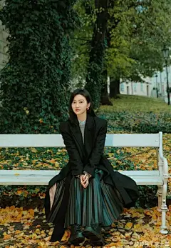 景甜又美出圈了，穿亮片挂脖裙端庄贵气，同框朱珠、董洁也不输