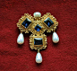 15-16世纪勃艮第胸针， 烫金，玻璃宝石，珍珠