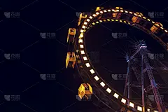 摩天轮长曝光夜晚街道摄影在圣诞集市的地方与节日灯灯光照明黑色的天空背景视图海报概念与空白的复制空间为