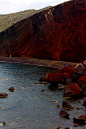 欧洲-红色沙滩：希腊的红沙滩在圣托里尼南端的阿克罗提尼旁，这是一片景致迷人、与世隔绝的美丽海滩。这里有大片大片的红色裸岩，岩石因富含铁物质，因此呈现出迷人的红色，在阳光的照耀下显得更加神奇和耀眼。