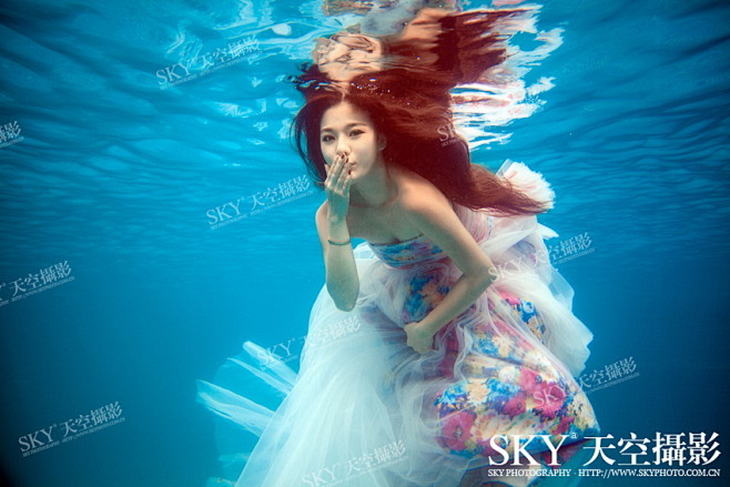 天空摄影的水下婚纱照作品http://w...