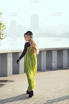 时尚漂亮的年轻女子模型在全黑和绿色风格。街头拍摄，博客装备