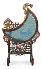 ATTRIBUÉ À VIARDOT. Pare-feu dans le style chinois en bois naturel et soie bleue. Décor à croissant de lune et dragon en bois doré. H_123 cm L_76 cm. Résultat : 2900  #furnituredesigns