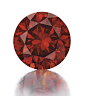 这是一枚 3 克拉红钻，艳丽的红色和完美的切割使得这颗罕见的红色钻石充满圣诞气息。它是美国宝石学院 (GIA)鉴定过的最大的圆形梦幻红橙色宝石，估计价值在 70 万-120 万美元之间。@北坤人素材