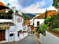 陡峭的街道。米哈斯 ，西班牙。米哈斯已经成功地保留着的“白色村庄”的魅力，鹅卵石铺就的狭窄蜿蜒的街道，令人眼花缭乱的粉刷墙壁和壮丽的景色。