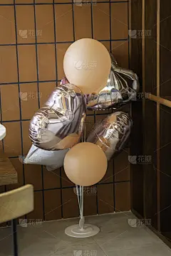 银色氦气球心形装饰
