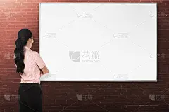 后视图年轻女子与白板