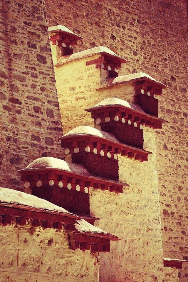 在西藏的很多寺庙，包括布达拉宫中，都能看...