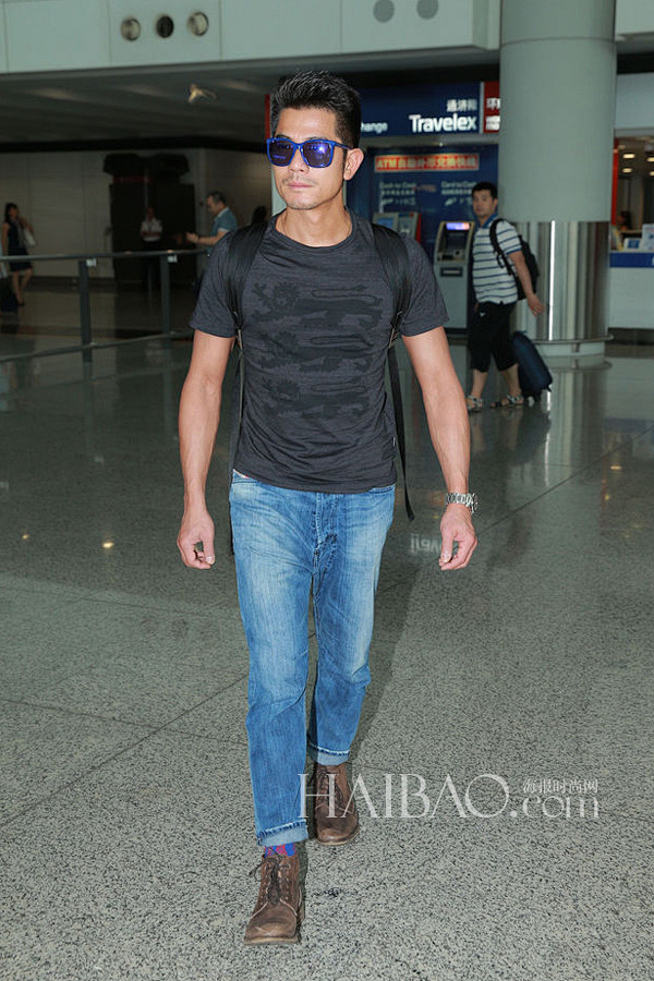 7月22日郭富城身穿黑色t恤搭牛仔裤从英国返港现身香港国际机场虽是