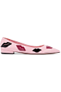 Prada - 贴花漆皮尖头平底鞋 : 鞋跟高约 1 厘米
 嫩粉色漆皮
 套穿款
 品牌特定颜色：Rosa
 意大利制造尺寸偏大。查看“尺码信息”。