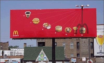 麦当劳超创意的户外广告
这幅广告牌巧妙的...