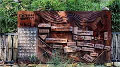必须打卡的“性冷淡”网红民宿，私藏了莫干山一整个秋天的浪漫 : 往日只觉得莫干山因大量民宿聚积，显得太过声名大噪而很难说得上喜欢。可某一日真正到访了位于这片山林的民宿界泰斗——原舍，才惊觉真真是块宝地。 ｜图片via.You游德清 这个季节来莫干山已经美得不像样了，携着云雾