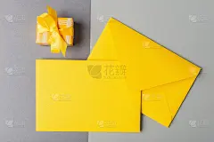黄色信封，空白卡片和礼品盒，灰色背景