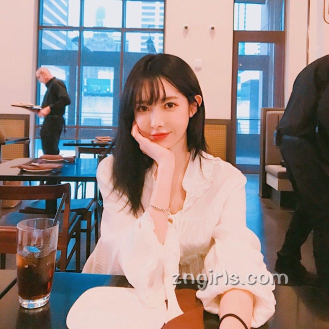 韩国美女主播bj阿英泳装写真身姿迷人