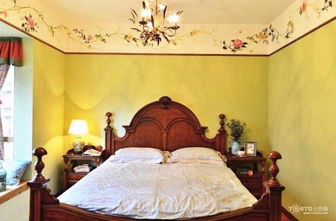 欧式古典木质家居，配上鲜花遍布的墙纸，躺...