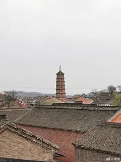 天柱塔
位于山西省泽州县大阳镇，八面九层楼阁式塔，高三十四米，层层设有拱形塔窗，建于明代万历四年，古诗这样描述天柱塔：“由来天柱命名豪，气势峥嵘透碧霄，莫道铤登九级曲，须知立品十分高
古塔就在古镇的镇口，一面是公路和大阳的牌坊，另一面是铁路，它也就这样迎来送往每一个进出大阳的人 ​​​​