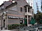 世界各地另类的星巴克咖啡厅——新天地星巴克(中国上海)
　　上海新天地是一个具有上海历史文化风貌，中西融合的都市旅游景点，深受人们喜爱。在新天地的中心地带，是几大主流的商业卖场，和传统的石库门建筑，比如星巴克就在其中。这家星巴克是该地区最著名的两家星巴克咖啡店的其中之一，坐落在漫步长廊和购物区的中心地带。