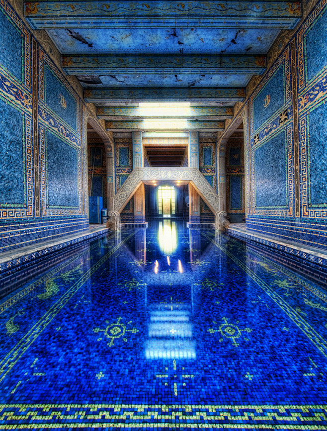 湛蓝的室内游泳池，赫斯特古堡。加州，美国