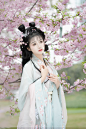 梦后楼台高锁，酒醒帘幕低垂。去年春恨却来时。落花人独立，微雨燕双飞。梅子黄时雨。