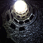 雷加莱拉宫（Quinta da Regaleira），位于葡萄牙辛特拉历史中心附近，这里被联合国教科文组织列为世界文化遗产。
这个27米的深井就像一个倒立的塔，被称为“启动之井”。启动之井从来没有被当成水井来使用过，它的设计与神祕主义有关，相传是启动塔罗牌仪式的地方。 ​​​​