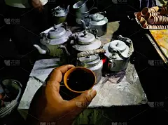 用陶杯和茶壶泡茶