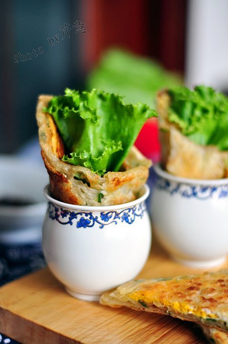 香酥鸡蛋灌饼
作法
1.面粉加水和成均匀...