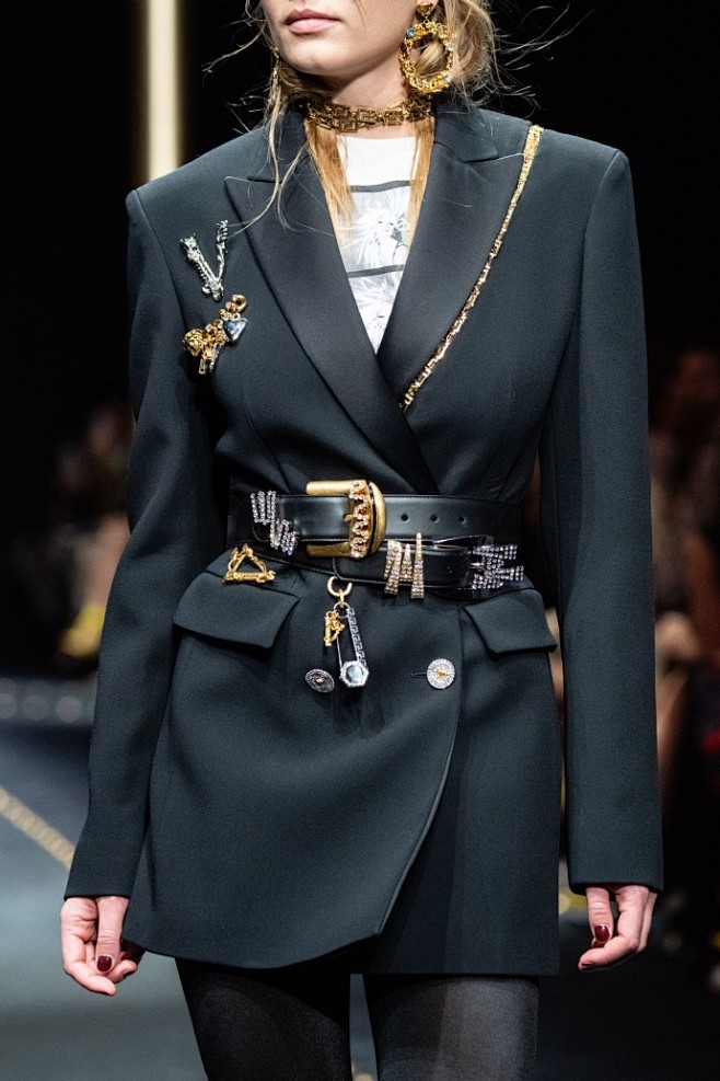 Versace Fall 2019 细节...