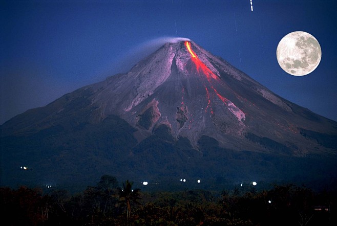 熔岩翻滚而下。默拉皮火山，Tlogole...