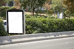 柏油路上的广告牌