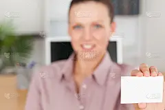 手持名片的女商人