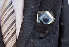 西装、领带商人口袋里水晶立方里滴着布伦特牌黑油。一包百元美钞。金融市场危机，价格下跌，价格上涨，报价