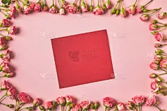美丽的粉红色玫瑰和粉红色的空白卡框架的顶部视图