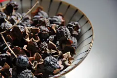 《 冬日小食·黑枣 》春节去山里拜年 路上看到一棵黑枣树 曼宝喜欢吃黑枣 于是上去摘了些 一串一串的挂在枝头 挺好看的 这可是纯天然熟透了的黑枣 吃黑枣不能喝茶水和热水 不然会肚子痛 这是从小家长告诉我的 也可能是这个原因 我从小就不爱吃黑枣 不过黑枣拍照片还是挺好看的